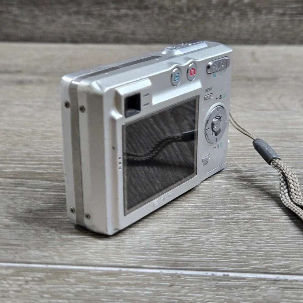 Casio Exilim EX-Z50 5.0MP Digital Camera Silver Bundle Kastar Battery Tested